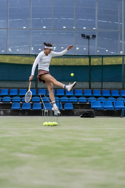 Ung Kvinna Spelar Tennis — Stockfoto