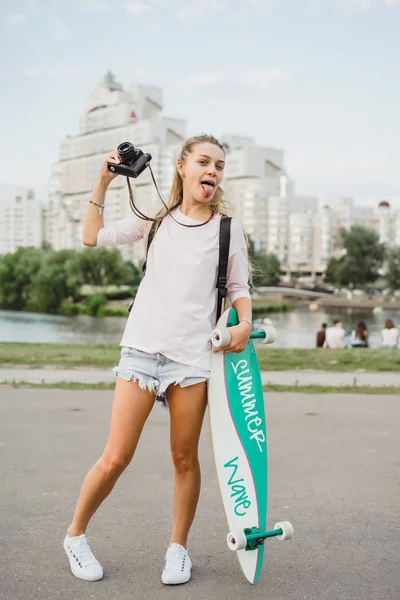 Chica Con Pelo Largo Con Monopatín Fotografiando Cámara Calle Deportes —  Fotos de Stock