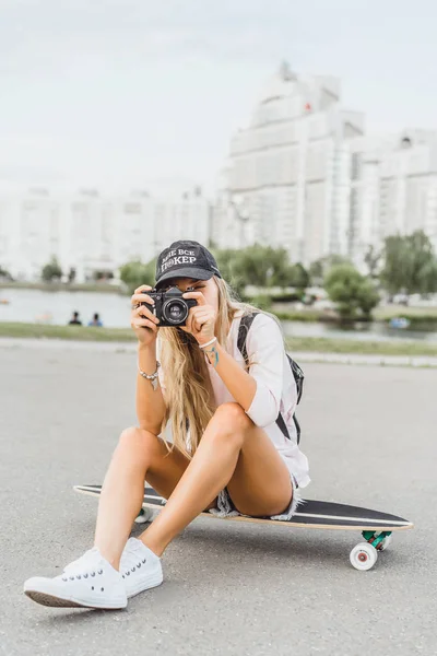 Chica Con Pelo Largo Con Monopatín Fotografiando Cámara Calle Deportes — Foto de Stock