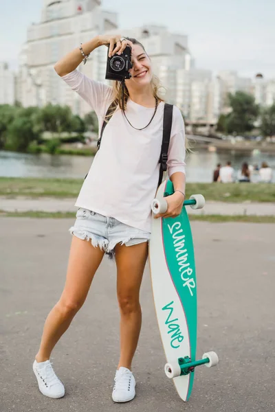 Girl Long Hair Skateboard Photographing Camera Street Active Sports — Stock Photo, Image