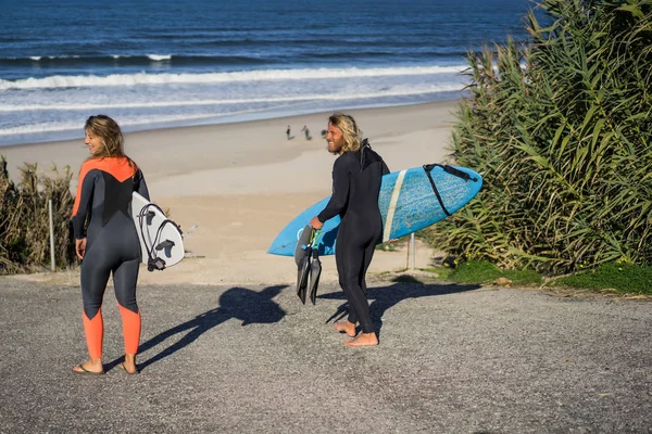 Hombre Mujer Van Océano Con Tablas Surf Hombre Chica Van —  Fotos de Stock