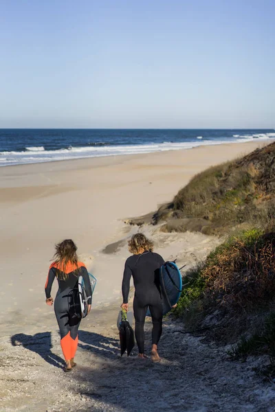 Man Woman Ocean Surf Boards Man Girl Surfing Portugal Nazar — Stock Photo, Image