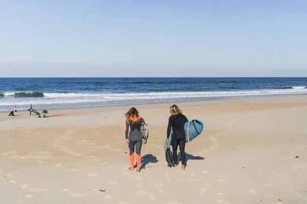 Mann Und Frau Gehen Mit Surfbrettern Aufs Meer Mann Und — Stockfoto