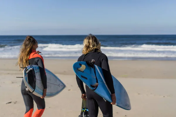 Hombre Mujer Van Océano Con Tablas Surf Hombre Chica Van —  Fotos de Stock