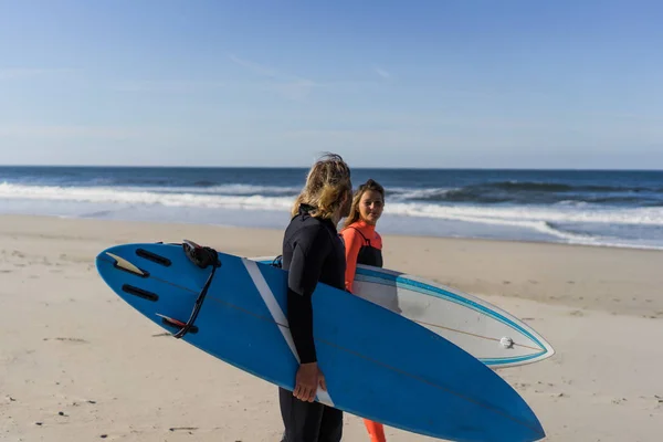 Mies Nainen Menevät Merelle Surffilautojen Kanssa Mies Tyttö Surffaavat Portugali — kuvapankkivalokuva
