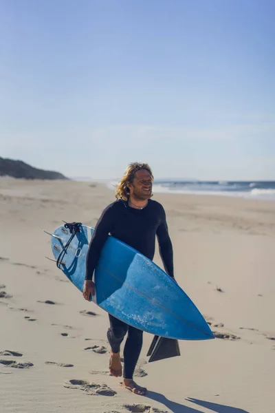 Hombre Surfista Playa Calentamiento Antes Surfear Surf Hombre Traje Neopreno —  Fotos de Stock