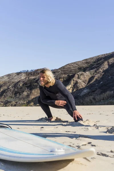 Hombre Surfista Playa Calentamiento Antes Surfear Surf Hombre Traje Neopreno — Foto de Stock
