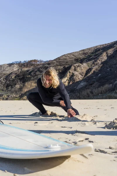 Hombre Surfista Playa Calentamiento Antes Surfear Surf Hombre Traje Neopreno —  Fotos de Stock