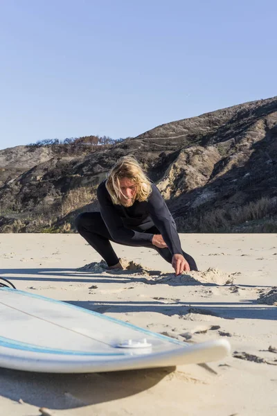Hombre Surfista Playa Calentamiento Antes Surfear Surf Hombre Traje Neopreno —  Fotos de Stock
