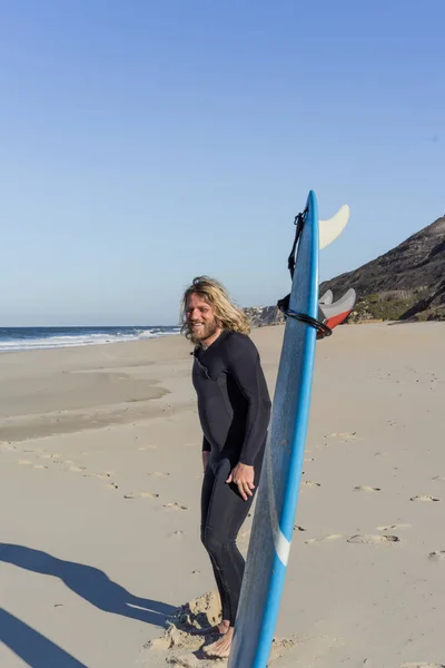 Ember Szörfös Strandon Bemelegítés Előtt Szörfözés Surf Man Egy Nedves — Stock Fotó