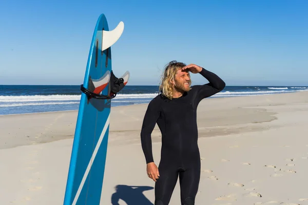 Hombre Surfista Playa Calentamiento Antes Surfear Surf Hombre Traje Neopreno —  Fotos de Stock