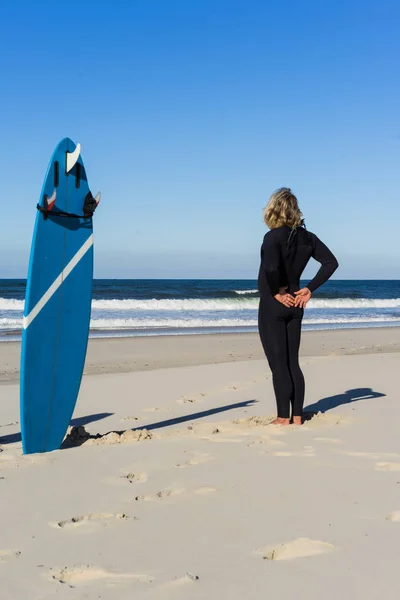 Mand Surfer Stranden Opvarmning Før Surfing Surf Man Våd Dragt - Stock-foto