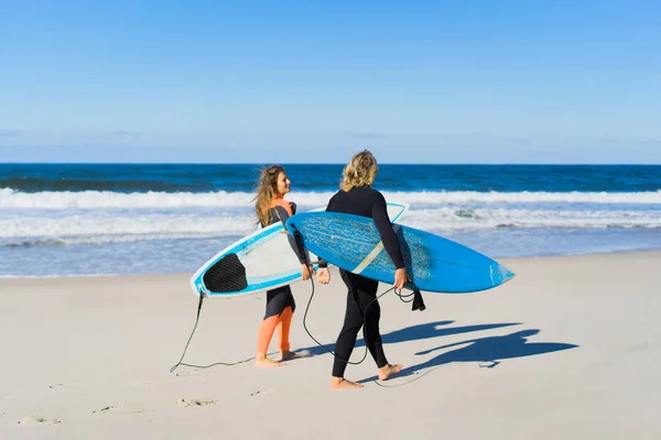 Férfi Megy Óceán Surf Táblák Férfi Lány Megy Szörfözés Portugália — Stock Fotó