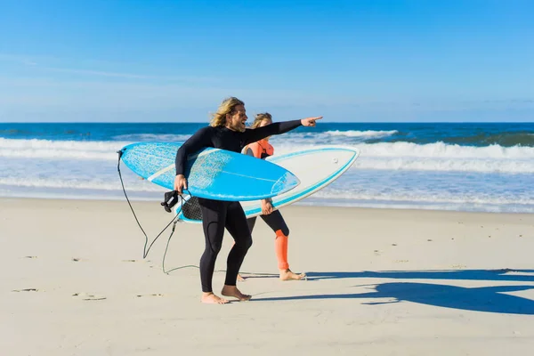 Hombre Mujer Van Océano Con Tablas Surf Hombre Chica Van —  Fotos de Stock