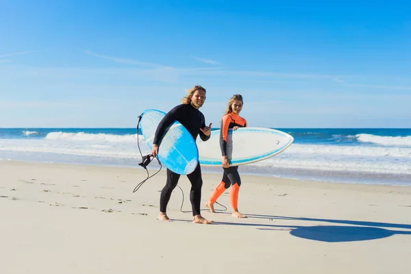 Hombre Mujer Van Océano Con Tablas Surf Hombre Chica Van —  Fotos de Stock