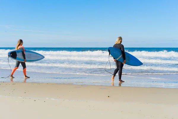 Hombre Mujer Van Océano Con Tablas Surf Hombre Chica Van —  Fotos de Stock