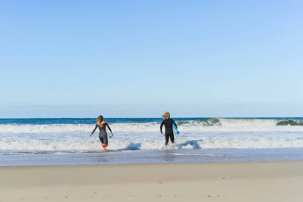 Mann Und Frau Gehen Mit Surfbrettern Aufs Meer Mann Und — Stockfoto