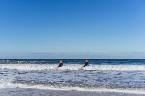 Mann Und Frau Gehen Mit Surfbrettern Aufs Meer Mann Und — Stockfoto