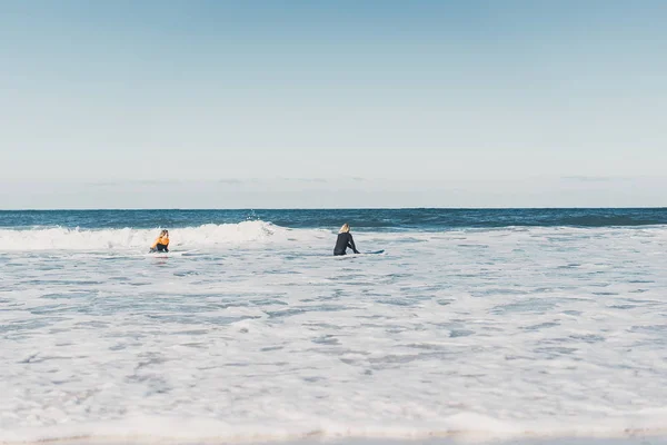 Uomo Donna Vanno Mare Con Tavole Surf Uomo Ragazza Andare — Foto Stock