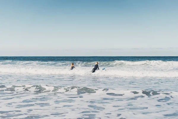 Uomo Donna Vanno Mare Con Tavole Surf Uomo Ragazza Andare — Foto Stock