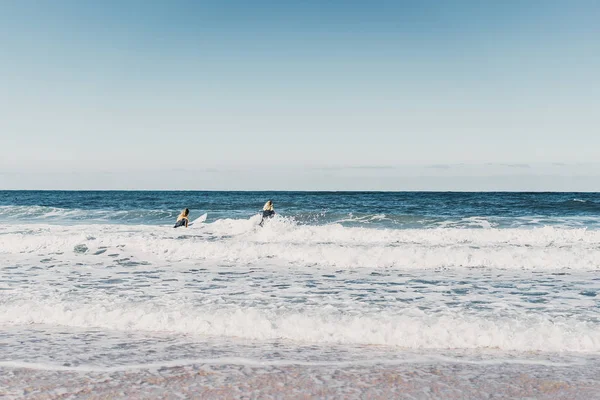 Uomo Donna Vanno Mare Con Tavole Surf Uomo Ragazza Andare — Foto Stock