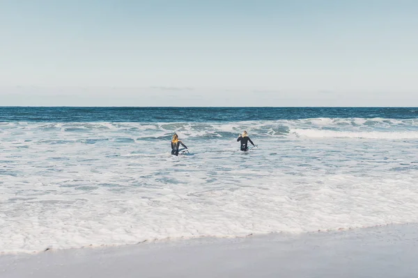 Mann Und Frau Gehen Mit Surfbrettern Aufs Meer Mann Und — Stockfoto