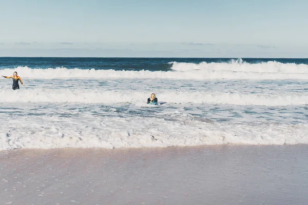 Homem Mulher Vão Para Oceano Com Pranchas Surf Homem Rapariga — Fotografia de Stock