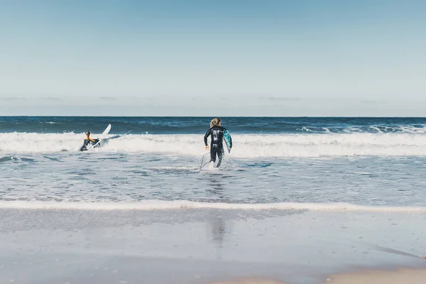 Uomo Donna Vanno Mare Con Tavole Surf Uomo Ragazza Andare — Foto Stock