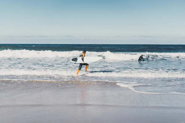 Man Vrouw Gaan Naar Oceaan Met Surfplanken Man Meisje Gaan — Stockfoto