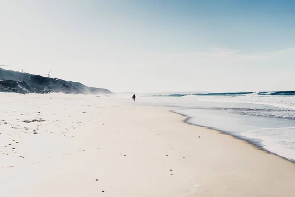 Mann Surft Strand Mit Surfbrett Spaziert Meeresufer Entlang Nazar Portugal — Stockfoto