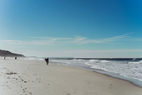 Man Surfer Het Strand Met Surfplank Wandelingen Langs Oceaan Kust — Stockfoto