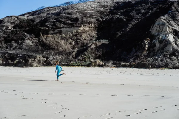 Дети Пляже Океане Бег Трусцой Перед Серфингом Назаре Португалия — стоковое фото