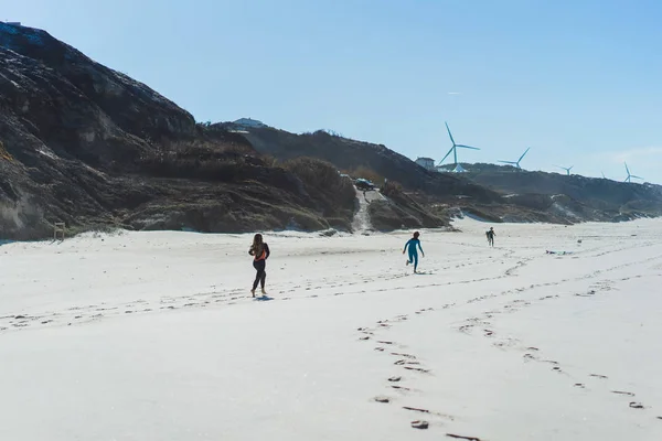 Kinderen Het Strand Oceaan Joggen Voor Het Surfen Nazare Portugal — Stockfoto