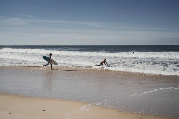 Niños Surf Nazare Portugal Niños Adolescentes Trajes Neopreno Tablas Surf — Foto de Stock