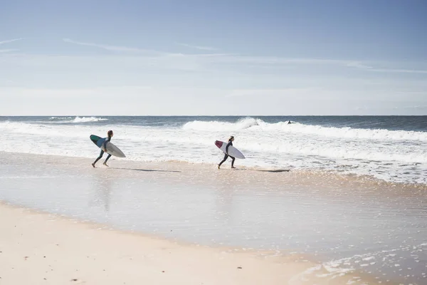 Kinder Beim Surfen Nazare Portugal Kinder Und Jugendliche Neoprenanzügen Surfen — Stockfoto