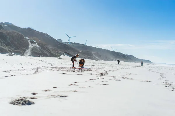 Kinderen Surfen Nazare Portugal Kinderen Tieners Wetsuits Surfplanken — Stockfoto