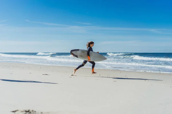 Dětí Surfování Portugalsku Děti Mladiství Neoprskách Surfování — Stock fotografie