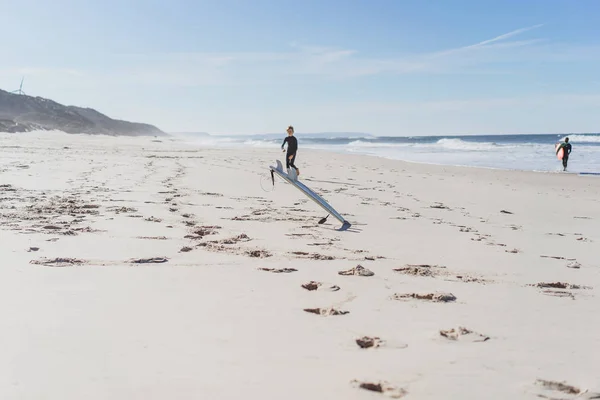 Muchacho Arrodilla Playa Antes Surfear Entra Agua Con Una Tabla — Foto de Stock