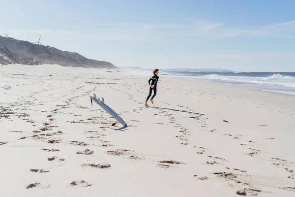 Boy Kneads Beach Surfing Runs Water Surf Board — Stock Photo, Image