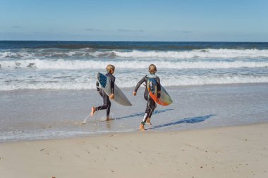 sörf çocuklar. Nasıra, Portekiz. Wetsuits sörf tahtaları çocuklar ve gençler.