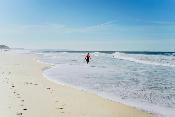 Surfe Menina Costa Oceano Terno Molhado Com Prancha Surf Nazar — Fotografia de Stock
