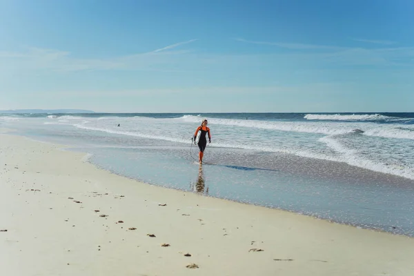 Surfmädchen Der Meeresküste Neoprenanzug Mit Surfbrett Nazar Portugal — Stockfoto