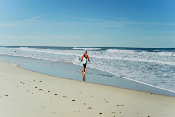 Surfmädchen Der Meeresküste Neoprenanzug Mit Surfbrett Nazar Portugal — Stockfoto