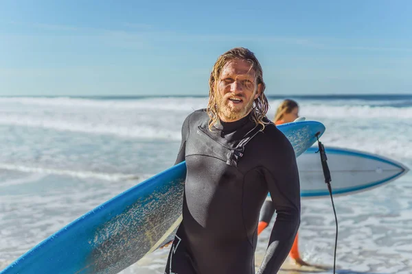 Hombre Con Tabla Surf Orilla Del Océano Surfista Con Traje —  Fotos de Stock