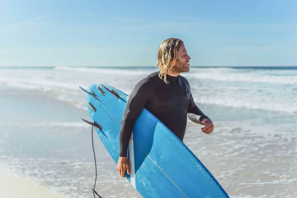 Uomo Con Tavola Surf Sulla Riva Dell Oceano Surfista Muta — Foto Stock