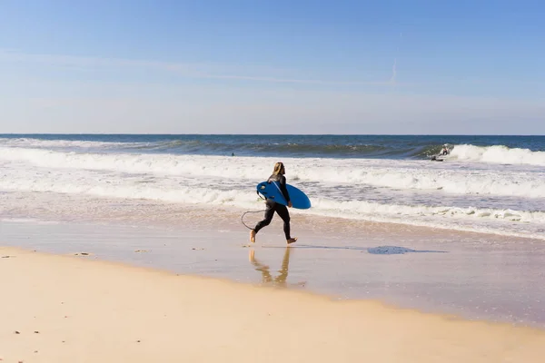 Mann Mit Surfbrett Ufer Des Ozeans Surfer Neoprenanzug Nazare Portugal — Stockfoto