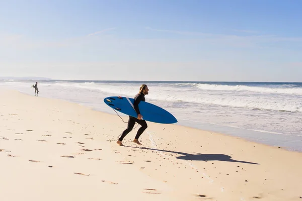 Hombre Con Tabla Surf Orilla Del Océano Surfista Con Traje —  Fotos de Stock