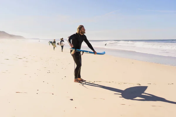 Άνθρωπος Surf Σκάφους Στην Ακτή Του Ωκεανού Surfer Ένα Υγρό — Φωτογραφία Αρχείου