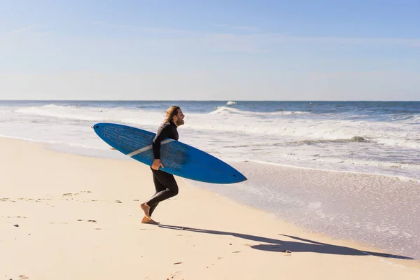 Mann Mit Surfbrett Ufer Des Ozeans Surfer Neoprenanzug Nazare Portugal — Stockfoto