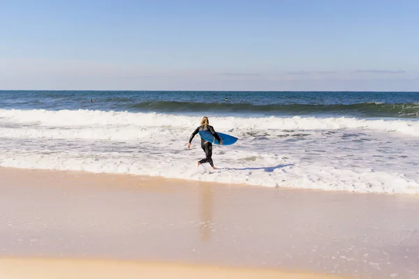 Homem Com Prancha Surf Costa Oceânica Surfista Fato Mergulho Nazare — Fotografia de Stock
